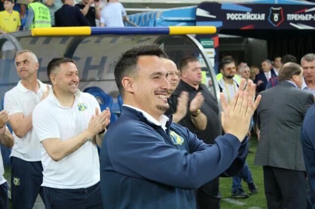 Jonytrainer's tweet photo. Día inolvidable para todos. Hasta siempre capitán! #легенда @rostovfc 👏🏼⚽️💛💙 https://t.co/4XKFmtcodW