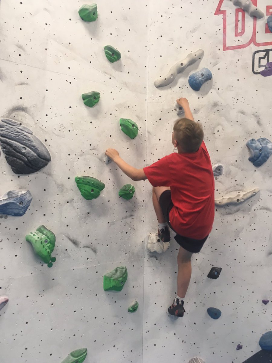 Oh my, we have some fearless children! Giving it their best at the <a href="/DepotLeeds/">Depot Leeds</a> Look at that overhang 😱 <a href="/AbpsSch/">Allerton Bywater Sch</a> @BrigshawPE #primarysports #tryingsomethingnew