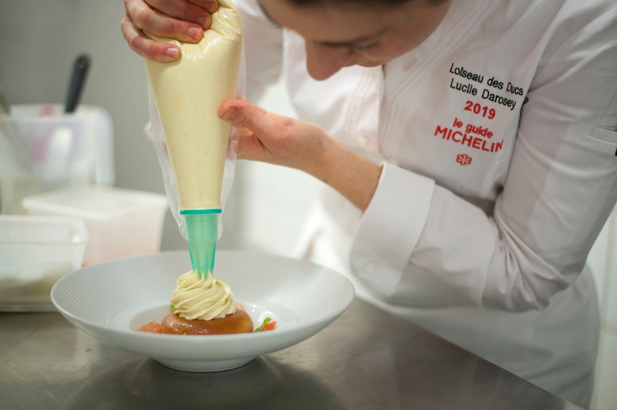 BernardLoiseau's tweet photo. #Savarin au #pamplemousse et poivre #Timut, crème onctueuse à la #pistache, nouveau #dessert de #LucileDarosey , chef pâtissière à #LoiseaudesDucs #Dijon que vous pouvez déguster dans la "Formule des Ducs", à partir de 28€. Réservation au 03 80 30 28 09 © Jessica Vuillaume https://t.co/TD1xheYlWa