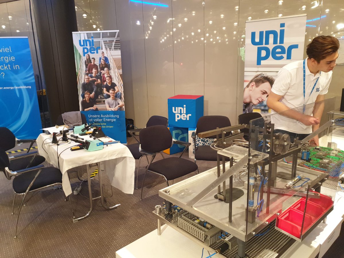 uniper_energy's tweet photo. #UniperAGM
Our #Azubis are giving us a helping hand, as well as presenting various project they've been working on throughout the year.
Want to know more about our offers?
https://t.co/pSJCqeaitQ
#trainees #apprentices #ausbildung https://t.co/dWpoEcMwKA