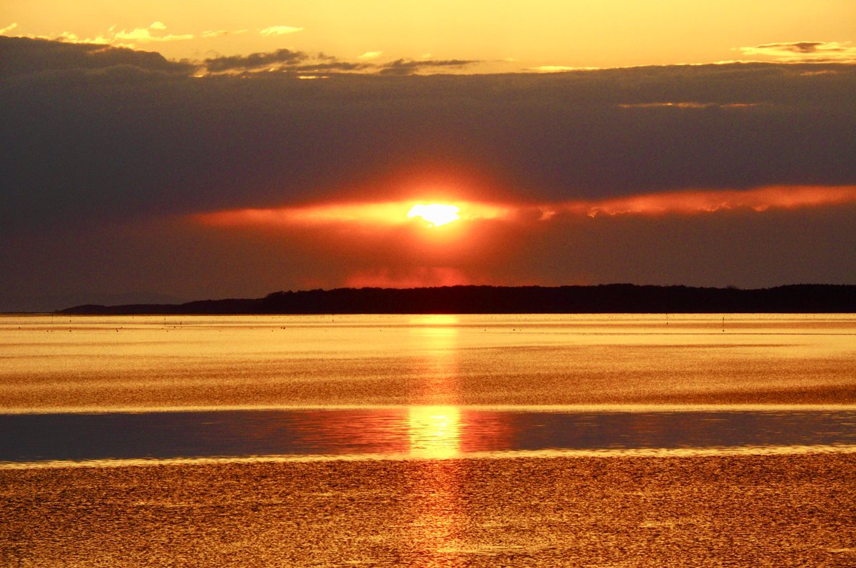 カメラのタカハシ No Twitter 今日も一日お疲れ様でした サロマ湖の夕陽です 今日は夕陽の絶景撮影ポイント サロマ湖駐車場は貸切状態でした いつもならカメラマンでびっしりなのに 常呂 サロマ湖 夕陽 夕日