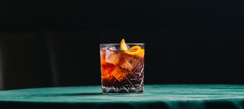 SPARKLING SAZERAC

"Not for the faint hearted."

Pierre Ferrand, green Chartreuse, Martini Rubino, bitters, Atxa sparkling vermouth, served over a champagne ice block