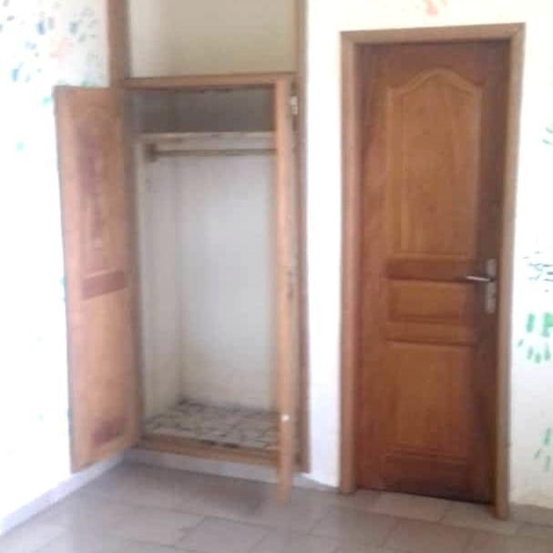 LewambiI's tweet photo. 1 bedroom apartment for rent in Nkolfoulou, it is fenced.
Price:50.000fr https://t.co/BumL0iq3VS