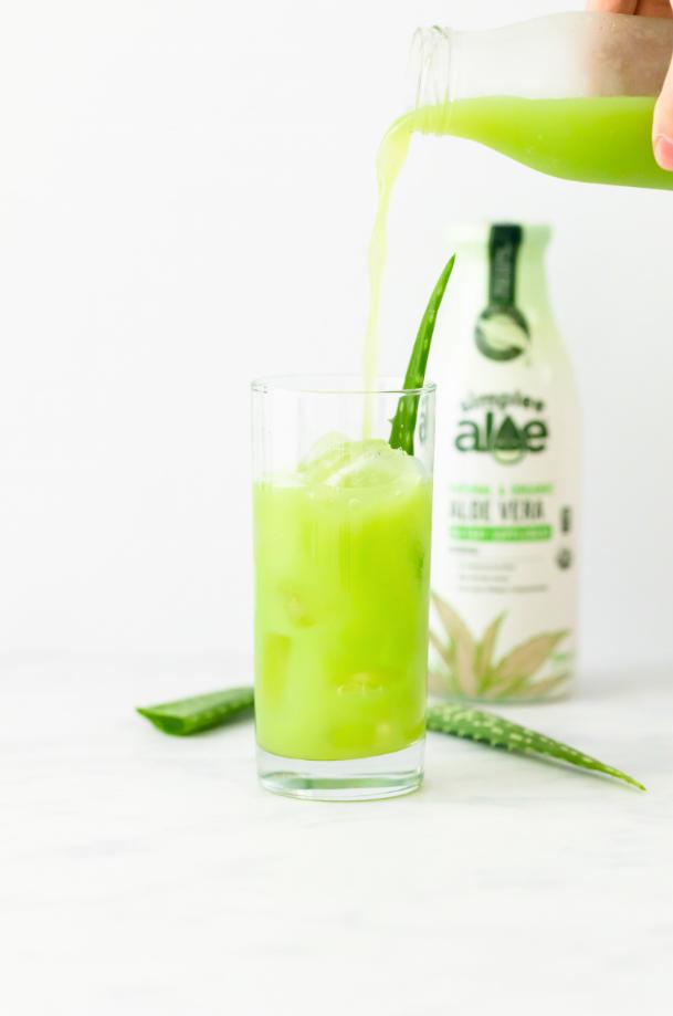SimpleeAloe's tweet image. Instead of your iced coffee this morning, what about an iced green juice?! ☕🥤🥬🥒 Adding a little Aloe Vera can also help with the bio-availability of all those nutrients due to its high polysaccharide content 🌱 #AloeEveryday