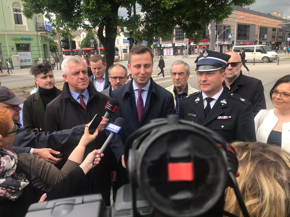 nowePSL's tweet photo. 💬 Musimy wreszcie przejść na zieloną stronę mocy. Tutaj na Śląsku sprawa czystego powietrza jest szczególne ważna. Rządzący nie kierują się patriotyzmem na potęgę sprowadzając węgiel z Rosji – @KosiniakKamysz w #Częstochowa. #WielkiWybór https://t.co/cW3qzF8oKl