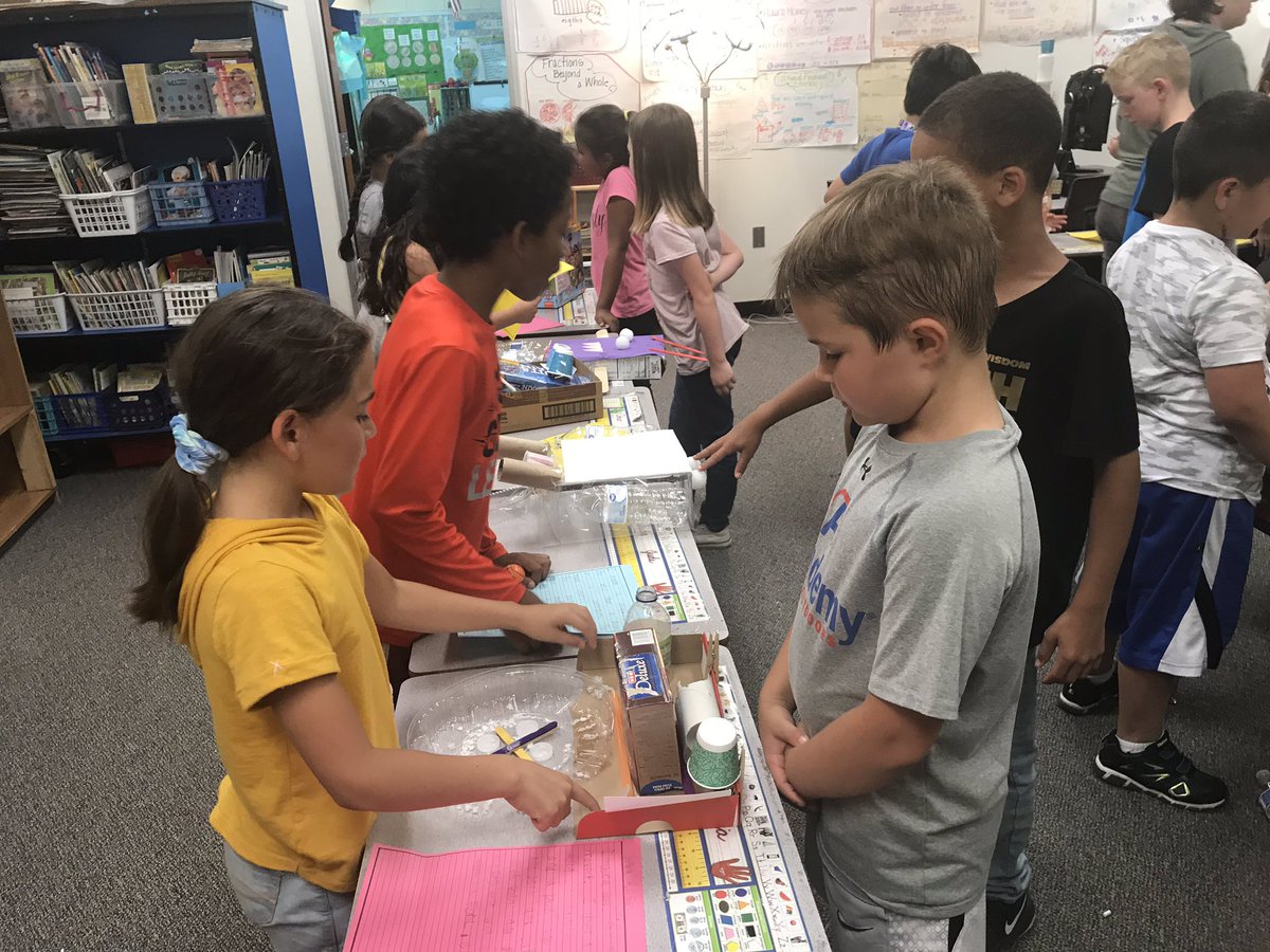 carobiso's tweet photo. 2nd grade “engineers” and “designers” create with recyclables and share ideas with friends. #FOSTERingLeaders #Humbleisd_FE https://t.co/2hEnTWiMrA