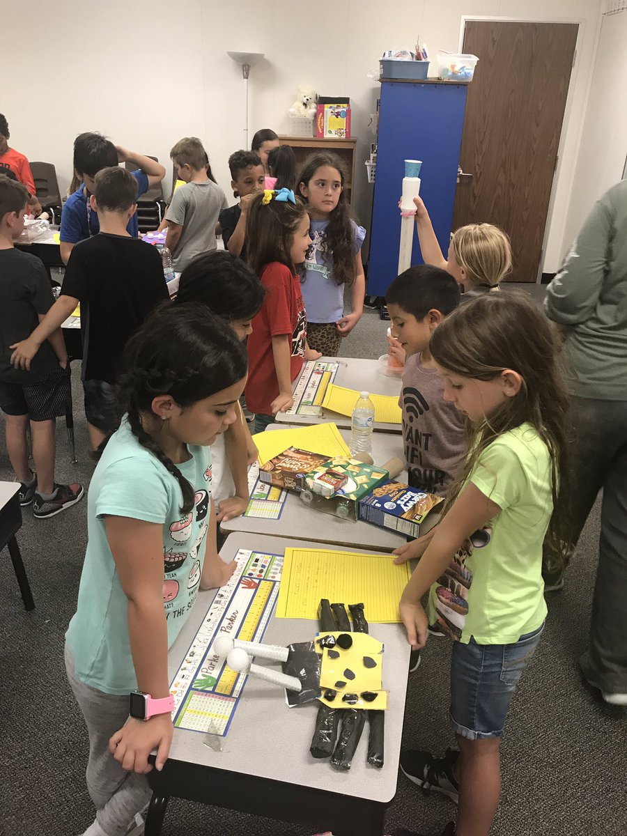 carobiso's tweet photo. 2nd grade “engineers” and “designers” create with recyclables and share ideas with friends. #FOSTERingLeaders #Humbleisd_FE https://t.co/2hEnTWiMrA