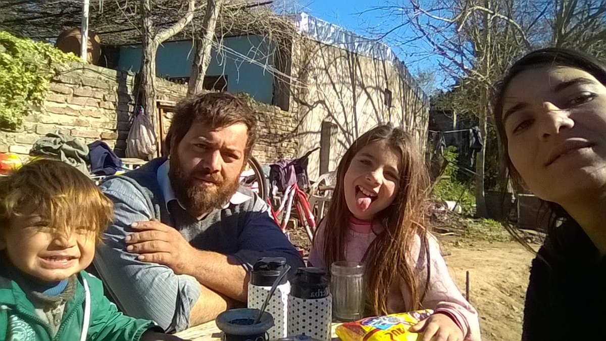 Basualdo9's tweet photo. mi familia!..amor eterno! #felizmiercoles https://t.co/K2tVg2qq3W