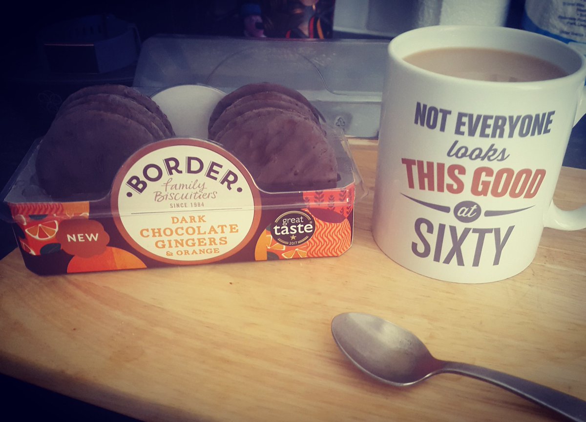 billyt501's tweet photo. Current mood... shall i have a couple or the whole packet..
#bordersbiscuits #darkchocolategingers #coffee #sixtymug ...๐ https://t.co/2fJrm7Zvn2