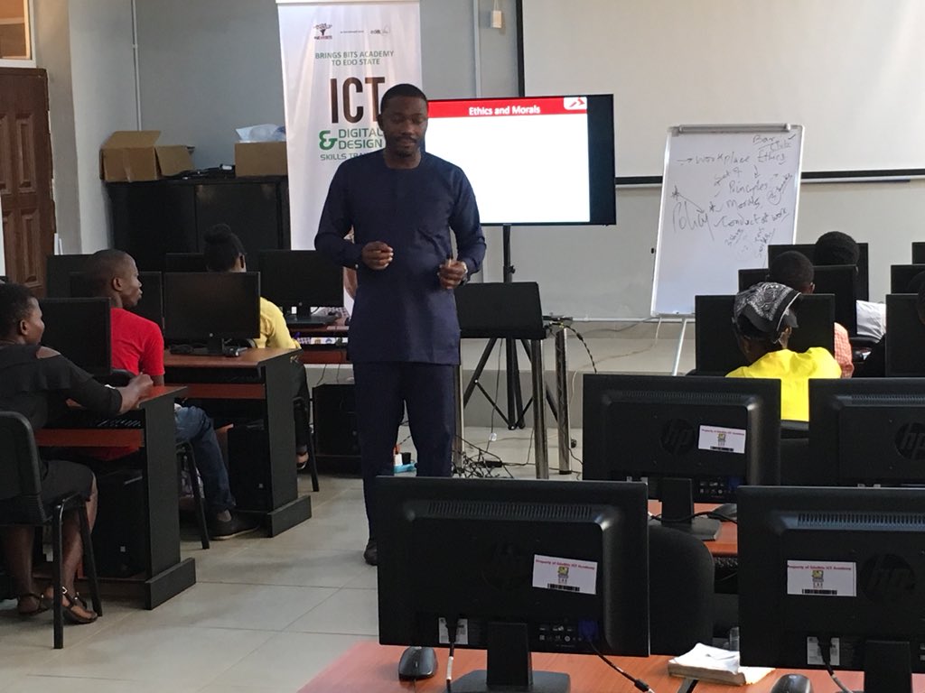 EdoBitsAcademy's tweet photo. At EdoBits ICT Academy, it’s not just about becoming an IT professional, it’s more about becoming an all-round professional. Students of EdoBits being trained on Business Management and Work Place Ethics by a seasoned Ethics professional, Mr. Innih Ikhide. https://t.co/OusvQkeJyn