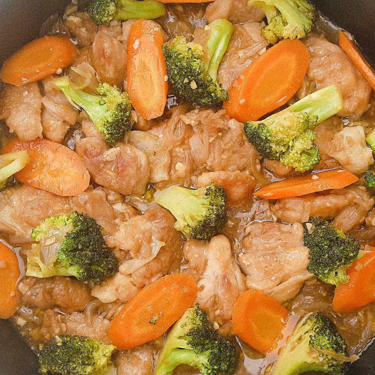 mong0313's tweet photo. BRAISED CHICKEN 👌 Easy to cook, budget friendly, and delish! ✔️ #FoodPorn #YouTube #YouTubers
#YouTubeチャンネル登録
#Youtuber好きさんと繋がりたい 
here's how 👇 https://t.co/DIPHSCIlh9 https://t.co/PFSpRUxTGm