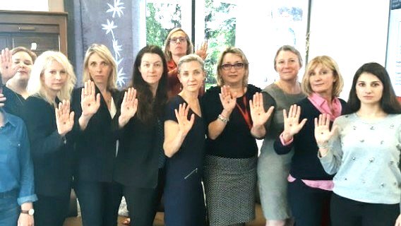 EllesGenerali's tweet photo. Partenaires de @blackdotfrance nous aidons à faire connaître le code de détresse
👉 #lepointnoir 🖐️⚫️
STOP aux #ViolencesConjugales
#blackdotfrance #EllesdeGenerali https://t.co/fU3aP2BkPN