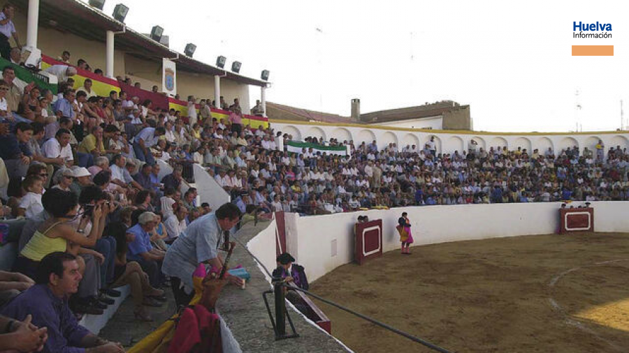 huelva_info's tweet photo. Querella contra Loles López y el alcalde por adjudicar “a dedo” los espectáculos taurinos #Huelva #Valverde https://t.co/01ul7eOqDx https://t.co/bOy51UnVna