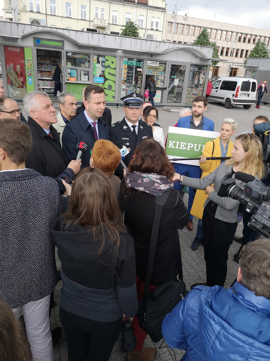 FMLSlaskie's tweet photo. Konferencja prasowa na "Kwadratach" @FMLSlaskie @nowePSL @KosiniakKamysz @KEuropejska https://t.co/Agrr8IUkyy