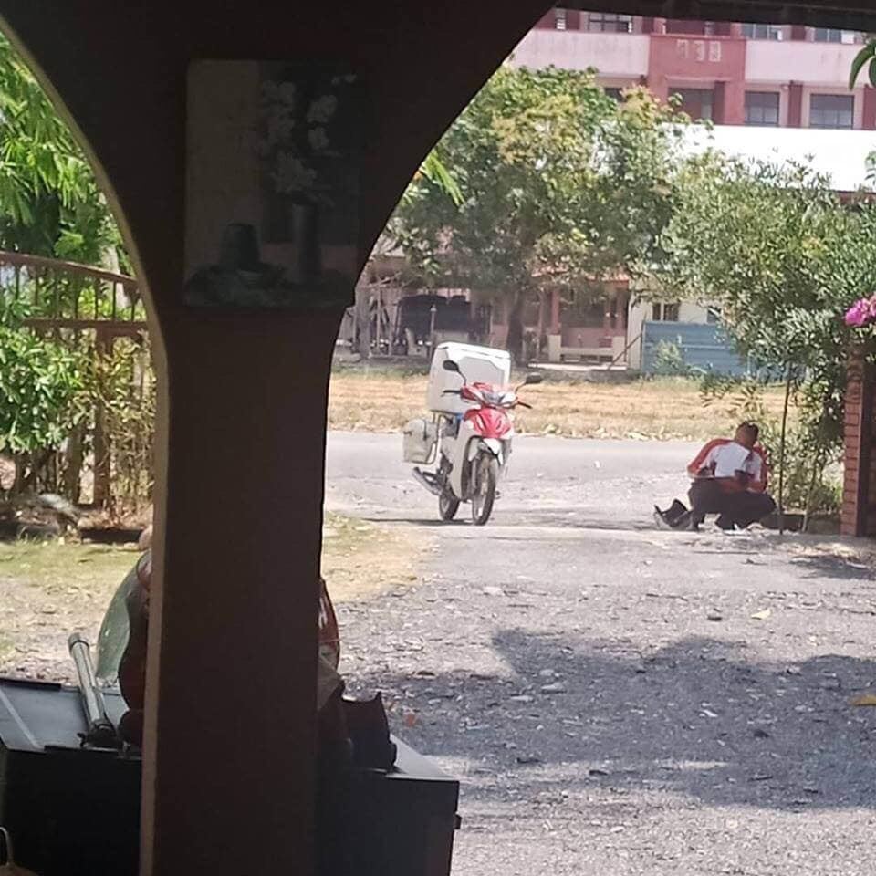 abgjambangg's tweet photo. Saya sempat bersembang dengan seorang kakitangan Posmalaysia (Posmen) apabila dia berkhidmat lebih daripada 22tahun. 
Apa yang saya sedih apa bila syarikat yang besar dan ternama melayan kaki tangan seolah2 macam pekerja BANGLA! https://t.co/hZhCdl28LQ