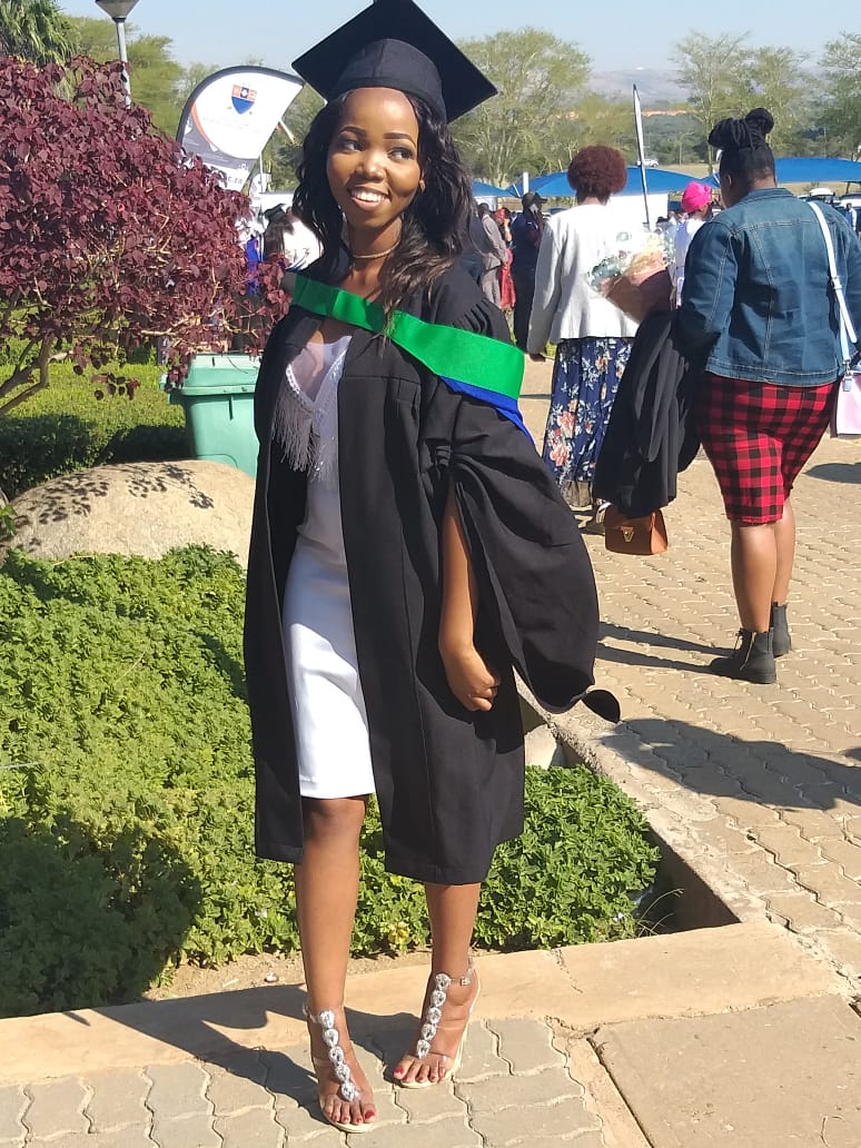 MakeUpByShirzz's tweet photo. A whole pharmacist
Thanks to @SMU_SA
๐: @MakeUpByShirzz
Issa Graduation๐๐๐
#MakeUpByShirzz
#EnhancingBeauty
#RuralMua
#SwHat
#GirlTalkZA https://t.co/KRhzhCoF7J