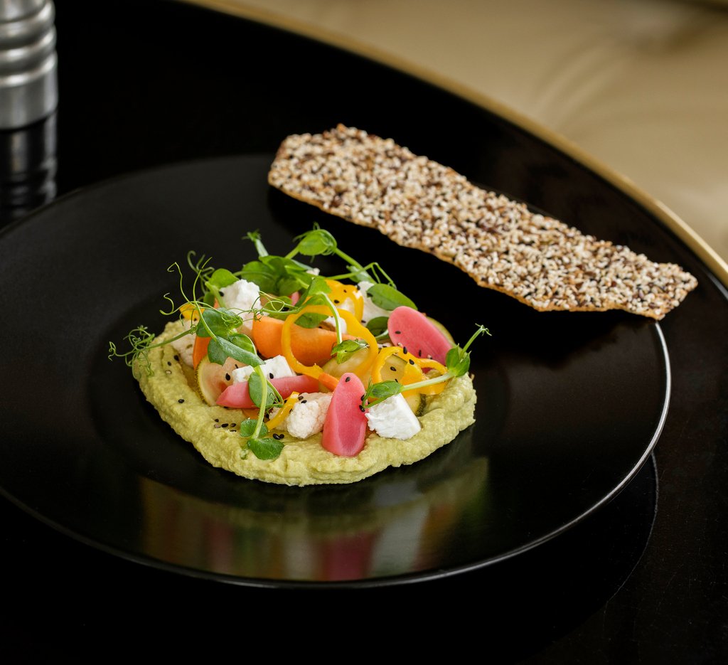 The colours of Spring: broad bean hummus, house pickles, and Ticklemore cheese served with a seeded cracker🍴