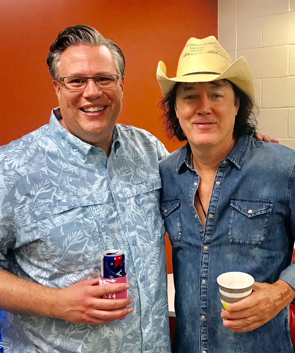 revivermusic's tweet photo. Backstage at last week's @davidleemurphy shows in Iowa and Nebraska. #NoZipCode https://t.co/IvrGISBW5b