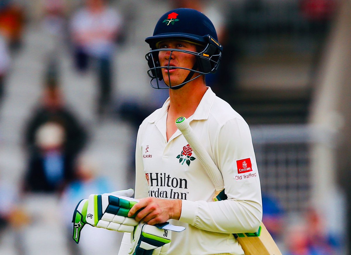 Drama at Old Trafford. @lancscricket reduced to 32/4 chasing 126 to beat leaders @WorcsCCC. Commentary now@5liveSport. https://www.bbc.co.uk/sport/live/cricket/48257549 …#BBCCricket