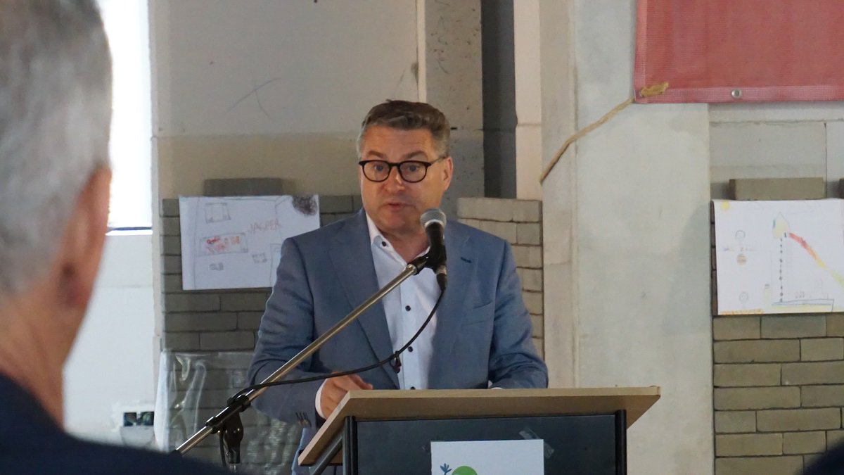 Minister Koen Van den Heuvel bracht een bezoek aan de basisschool in Ravels die bewust kiest voor geothermie, een fossielvrije oplossing die bijdraagt aan het behalen van de klimaatdoelstellingen. bit.ly/2X0KEh8 <a href="/KVDHeuvel_VP/">Koen Van den Heuvel</a> #bouwenmetmensen #energietransitie