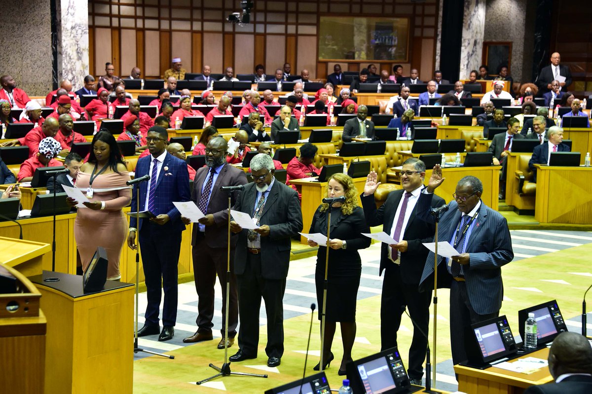 SAgovnews's tweet photo. [More Pics] Swearing in of Members of Parliament #Parliament1stsitting @ParliamentofRSA #6thParliamentLoading #6thParliament #NA https://t.co/KdrNZnCOxH