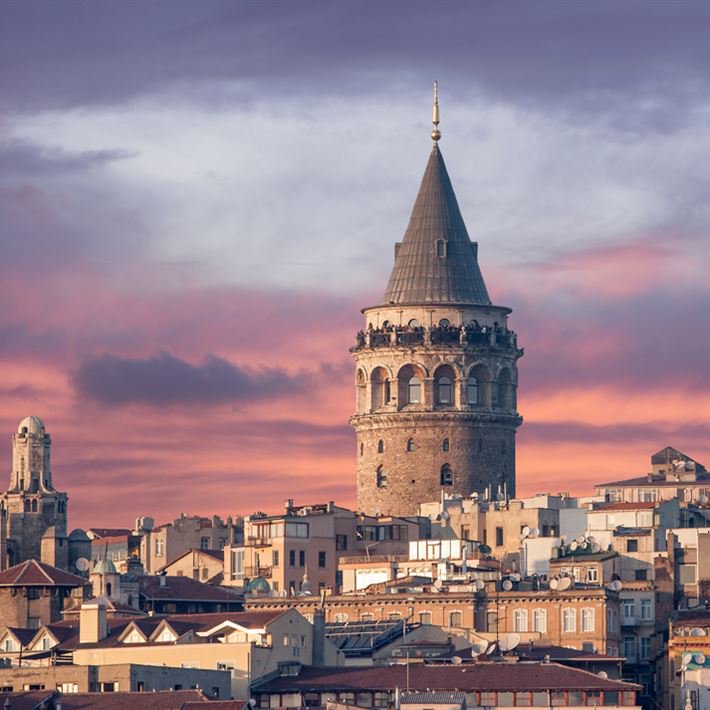 için için eriyip
bir güz şafağı;
bir martı, iki siren
ve İstanbul akar gözlerim...

bir kalabalık ki mahşeridir,
bir yalnızlık ki mecnuni...

ve gök, yüzün olur;
deniz libasın.

@RmznCetiner 
#RamazanCetiner
#Şiir #Poet #Aşk
#İstanbul #Galata #Karaköy #Sahil