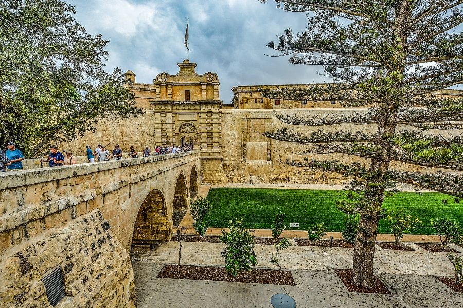 CityXplora's tweet photo. Mdina, The Silent City has to be one of the most picturesque and historically significant towns in the Mediterranean. Its fortified walls are an icon of the Maltese countryside. They also served a prominent backdrop during the early seasons of Game of Thrones. #VisitMalta #Mdina https://t.co/bYrYRg7gQC