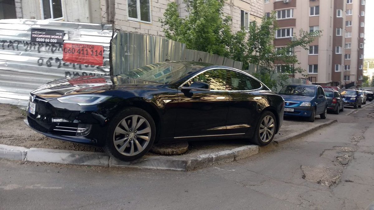 Jewel_boy's tweet photo. The #God of parking! @Tesla is Moldova baby)) What do you think @elonmusk #КакТебеТакоеИлонМаск https://t.co/M4ogWhTprx