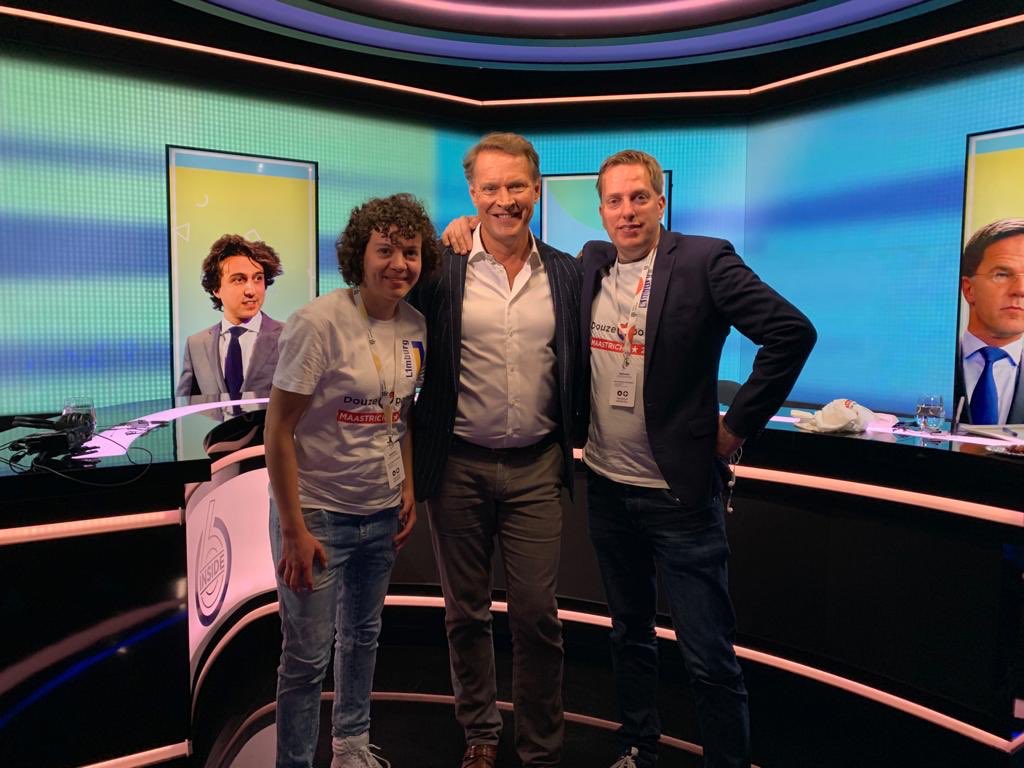 Deb0rah41's tweet photo. Ook Albert Verlinde, commissaris van het MECC, kreeg vlak voor de uitzending van @6insidenl een lobbyshirt aangeboden en beloofde die tijdens de uitzending aan te trekken. #esfmaastricht https://t.co/alvjhJvFVM
