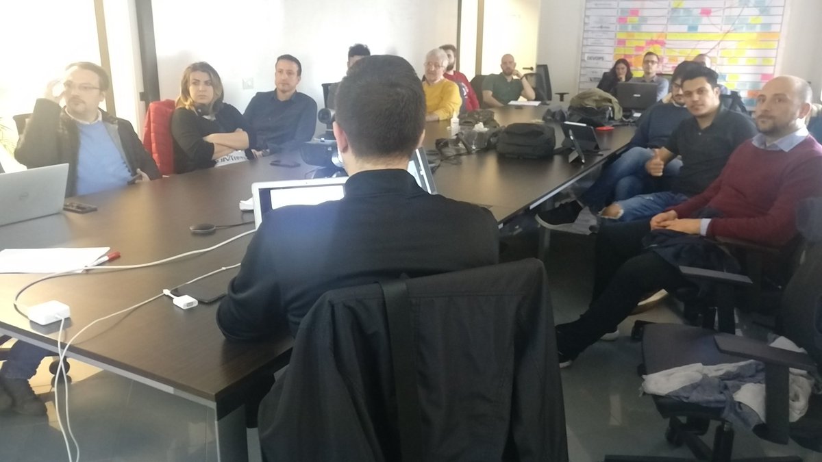 devdayit's tweet photo. Iniziato il talk su #react con @_gesposito !!! #frontend #napoli https://t.co/xpbfebhhCL