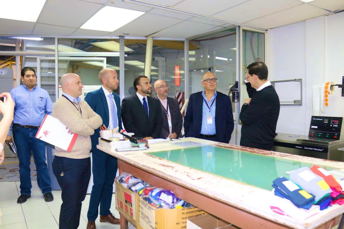 Produccion_Ecu's tweet photo. #AgendaTerritorial | Ministro (S) @YParreno recorre las instalaciones de Confecciones Recreativas Fibran junto a su Gerente General, Juan Carlos Corral y José Portilla de @marathonsports_ https://t.co/dUSWt3cZS6