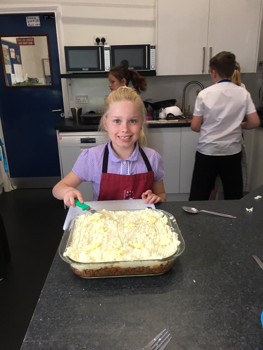 ThackleyPrimary's tweet photo. Our Teatime Club have cooked Shepherds Pie with veg followed by a huge meringue with fruit and fresh cream! #Cooking #SkillsForLife #MrsJeffreyIsAmazing #TeatimeClub https://t.co/x293Br0aM4