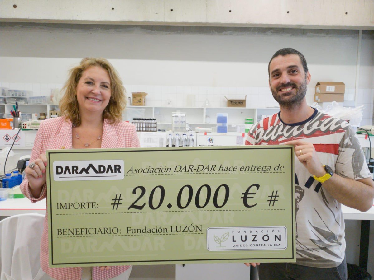 Y 20 mil euros gracias al apoyo de <a href="/DarDarELA/">DarDarELAmaDablam</a>.
La segunda convocatoria de proyectos de investigación de <a href="/FundlaCaixa/">Fundación ”la Caixa”</a>, en la que se financiará un nuevo proyecto sobre #ELA, está en pleno proceso de evaluación y la resolución será pública el próximo mes.
🍀#UnidoscontralaELA🍀