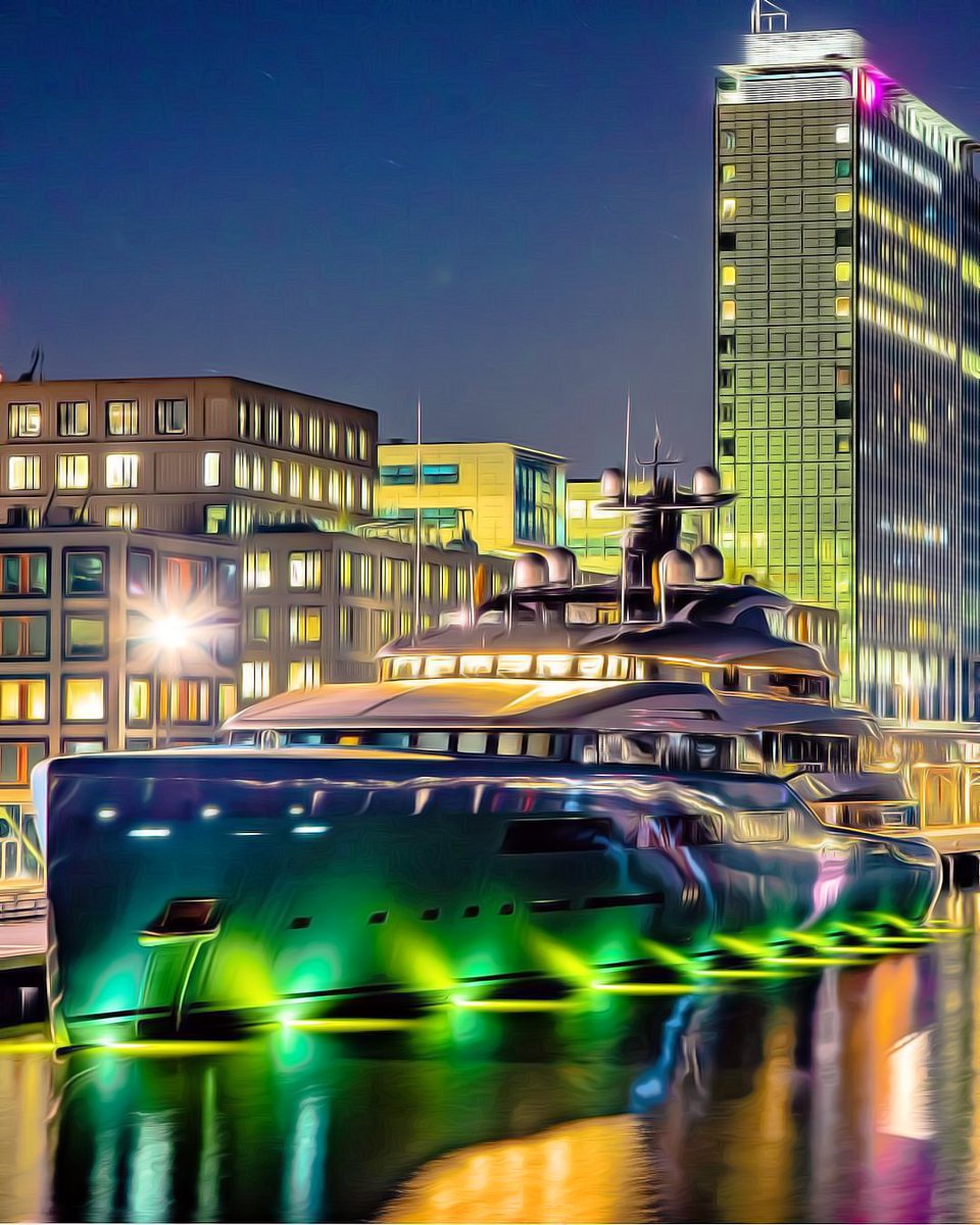 The 98.4 m "Aviva" in New York shown in Paint! #superyacht #design #superyachts #livingthedream #paintings #yacht #yachtlife #yachting #success #boating #boats #luxury #richlife #WednesdayWisdom PC: HLD