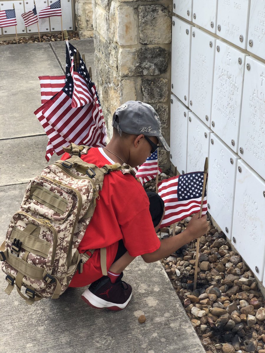 MrsVillanuevas's tweet photo. 5th graders placing flags to prepare the cemetery for Memorial Day 🇺🇸 #FSHEROCKS @FSHISD https://t.co/mmC9iMYLEc