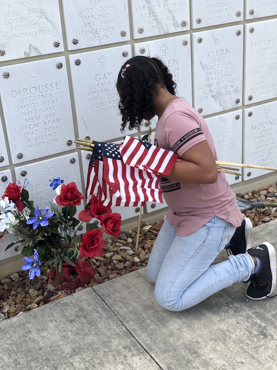 MrsVillanuevas's tweet photo. 5th graders placing flags to prepare the cemetery for Memorial Day 🇺🇸 #FSHEROCKS @FSHISD https://t.co/mmC9iMYLEc