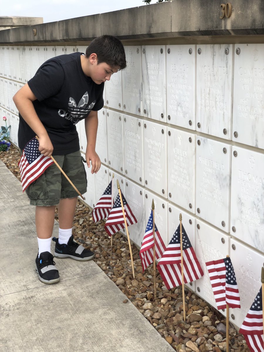 MrsVillanuevas's tweet photo. 5th graders placing flags to prepare the cemetery for Memorial Day 🇺🇸 #FSHEROCKS @FSHISD https://t.co/mmC9iMYLEc