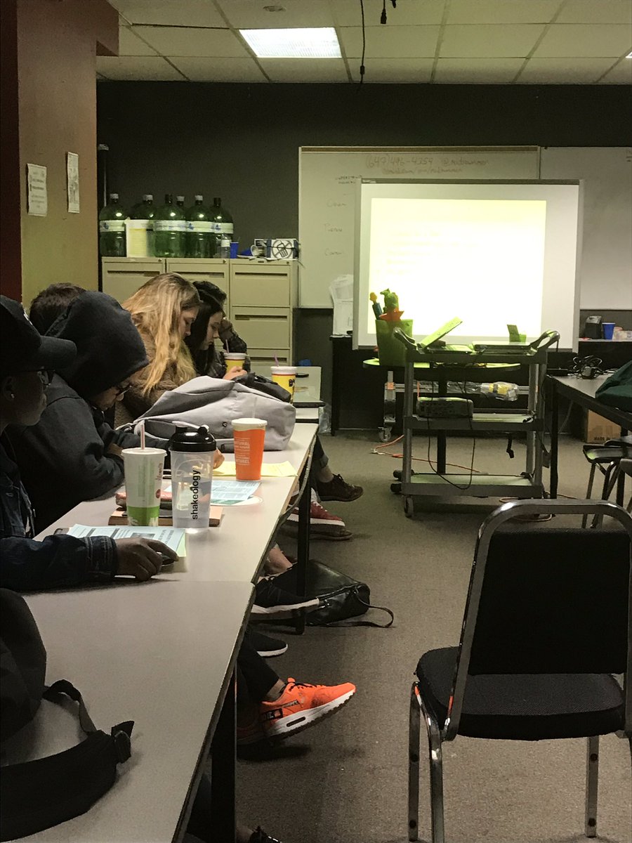 MfcMidtown's tweet photo. Money School Canada  came to our campus today to teach our students practical financial information. Today’s session is about borrowing and credit! 💸💰💵#financialliteracy @TCDSB #moneyschoolcanada https://t.co/jwga7vZnRp
