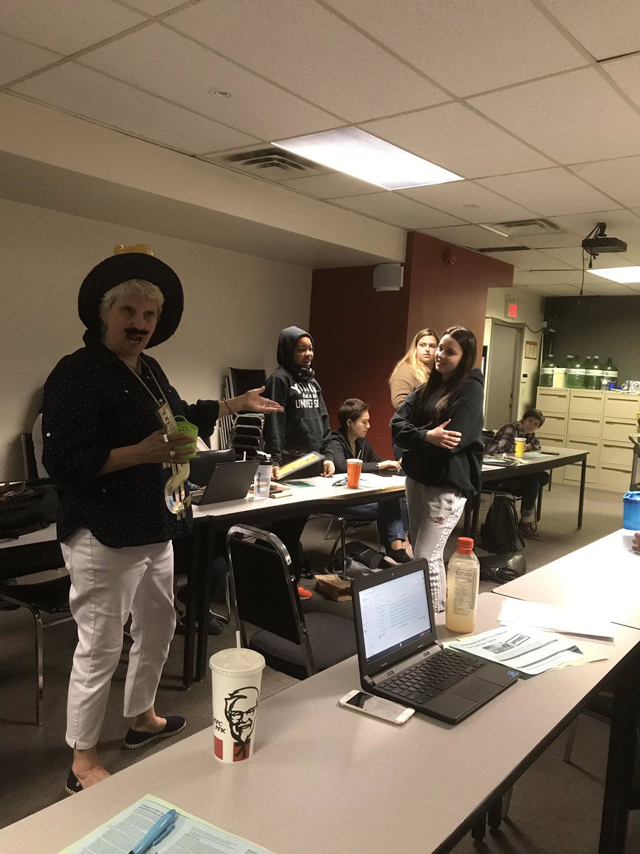 MfcMidtown's tweet photo. Money School Canada  came to our campus today to teach our students practical financial information. Today’s session is about borrowing and credit! 💸💰💵#financialliteracy @TCDSB #moneyschoolcanada https://t.co/jwga7vZnRp