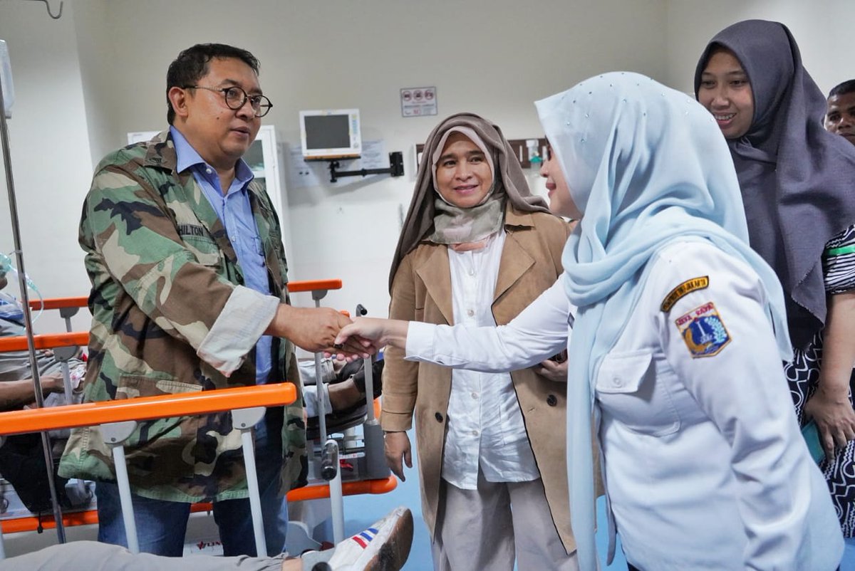 fadlizon's tweet photo. Malam ini, bersama bunda Neno Warisman n P Maher Algadri mengunjungi RSUD Tarakan Gambir, Jakpus utk melihat korban Aksi 22 Mei 2019. https://t.co/K67G9lj3Gc