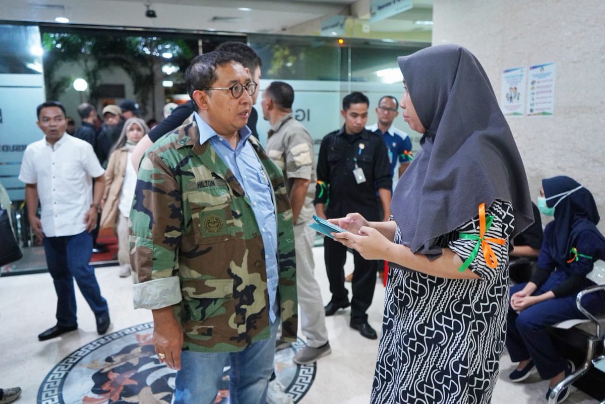 fadlizon's tweet photo. Malam ini, bersama bunda Neno Warisman n P Maher Algadri mengunjungi RSUD Tarakan Gambir, Jakpus utk melihat korban Aksi 22 Mei 2019. https://t.co/K67G9lj3Gc
