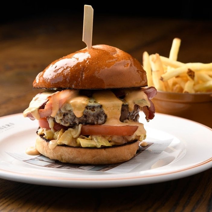 It's midweek so that definitely sounds like a burger night to us, and when it's looks like this how can you not! #burger #chips 📸by @callaghanstudios