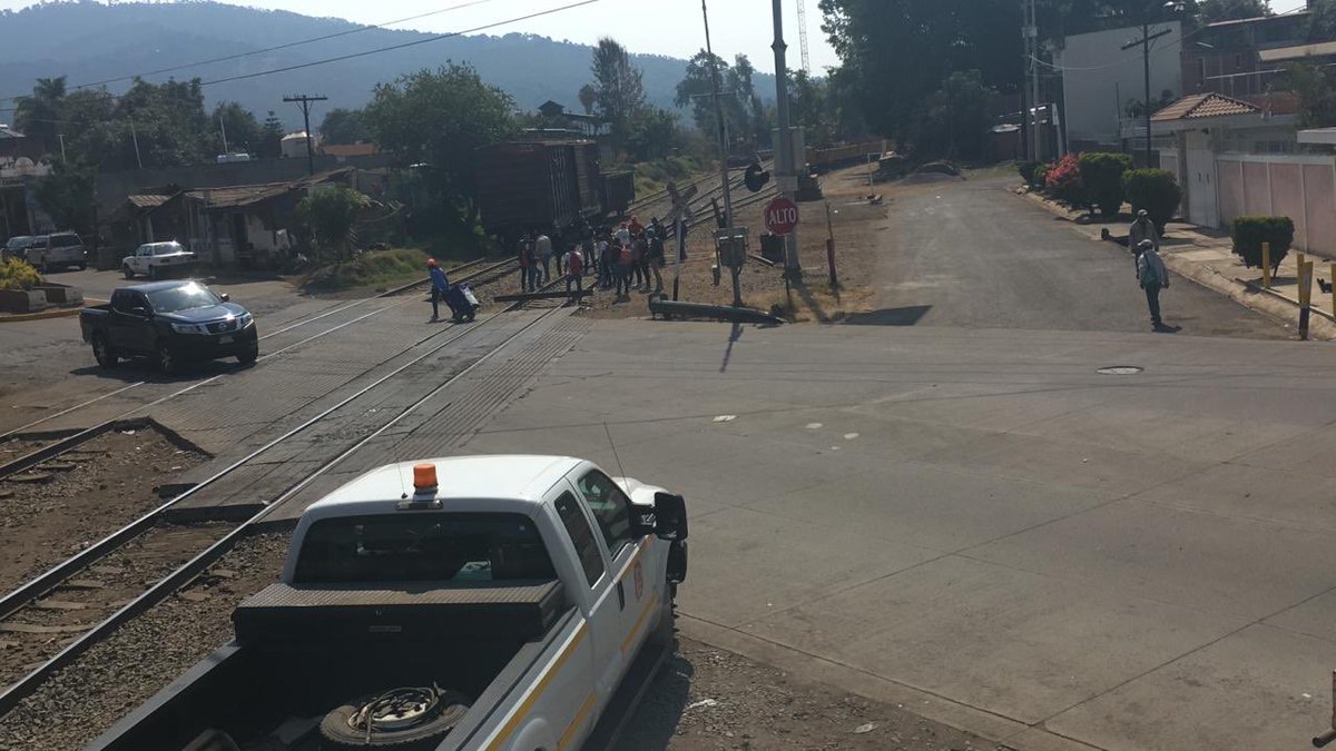 Ootra vez bloqueo de vías en Caltzonzin ,Michoacan , por muy entendibles que sean sus reclamos la solución no debe ser afectando la economia y competitividad del país que lo que requiere ahorita es el trabajo conjunto de todos los mexicanos y no su afectación .