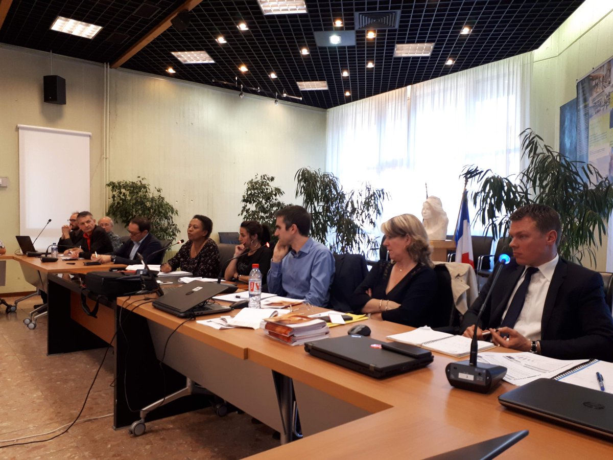 MarcBeaufrere's tweet photo. Ce soir nous présentons la nouvelle Délégation de Service Public du chauffage urbain de @vaulxenvelin69 en comité des usagers #EnR #grandlyon https://t.co/5M3We9ib98