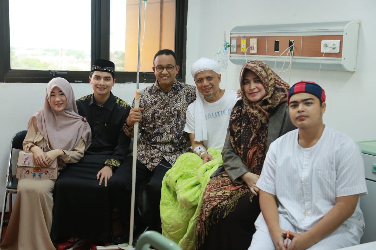 aniesbaswedan's tweet photo. Innalillahi wa inna ilaihi roji’un.
Turut berduka cita atas berpulangnya Ustad Arifin Ilham. InsyaAllah Husnul Khatimah. Semoga amal ibadahnya diterima Allah SWT. https://t.co/FvjrRHhc4M