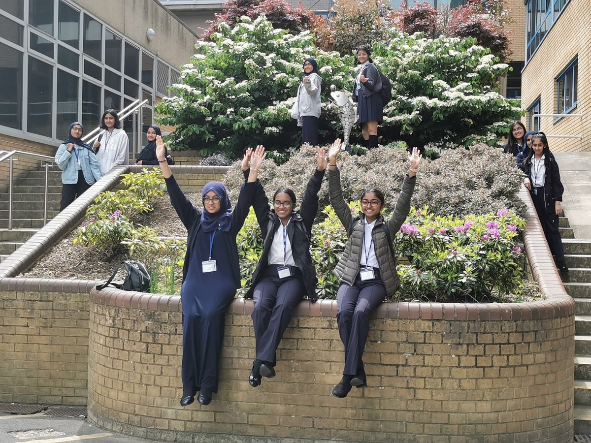 PlashetSchool's tweet photo. Enjoying our inspiring campus tour in the sunshine @InstituteGC and @UniOfSurrey #WorkingTogether #PlashetPower https://t.co/IrV2WuHeJb