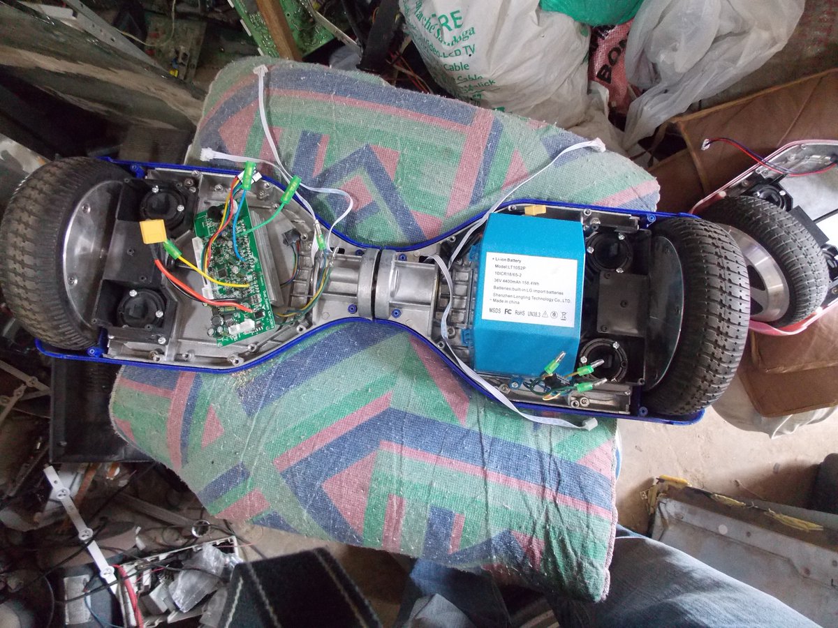 senfablab's tweet photo. à @senfablab on apprend à réparer et à recycler des #Hoverboards et des #batteries #GrandYoff  #Dakar https://t.co/eihQPdZi0e