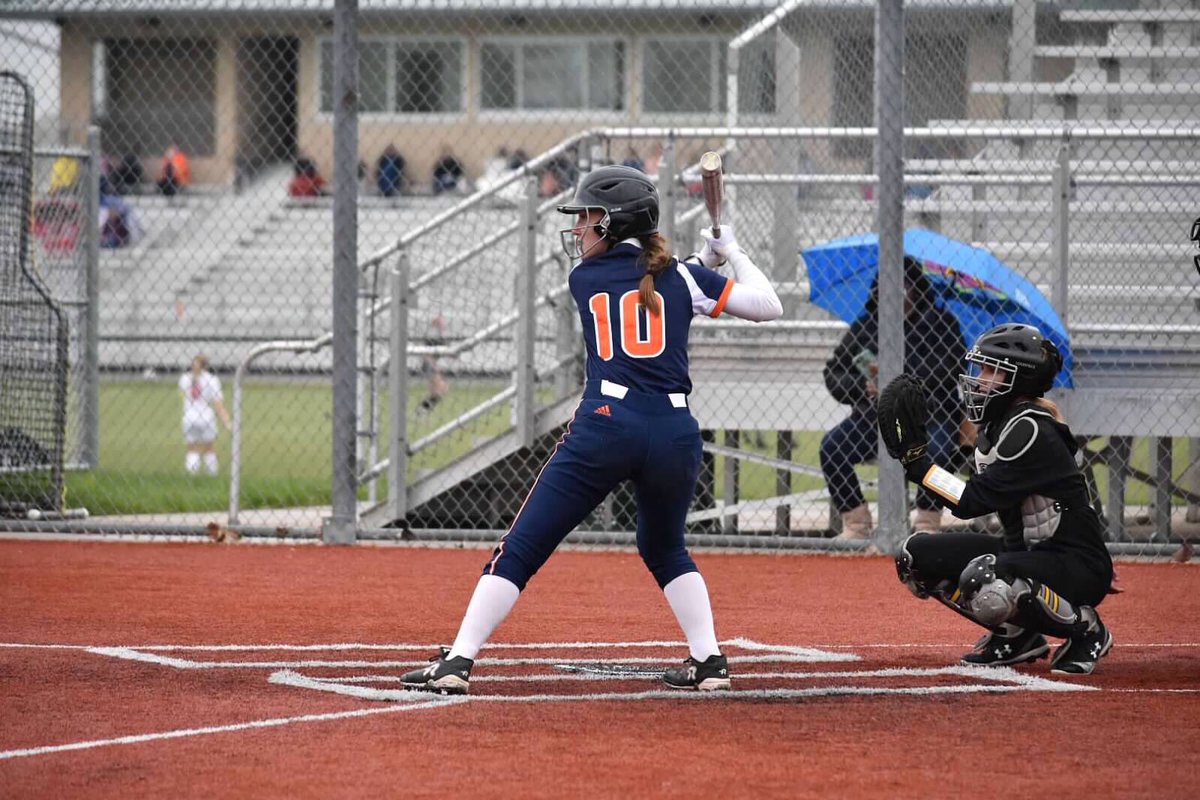 oehawkssoftball's tweet photo. Congratulations senior @maddyrig02 on your Sunflower League pitcher honorable mention selection. This program will miss you! #proudofyou #gohawks 🌻🥎🧡 https://t.co/SRphqXCMGh