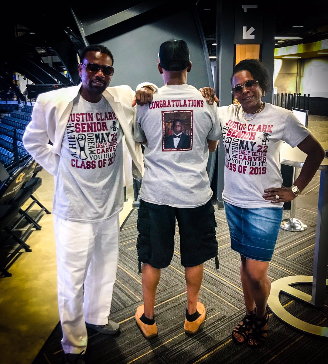 edtech_lynn's tweet photo. Best part of #APSGRAD19 is meeting all the families! Congrats #JustinClark @APSCarverEC 💯 #ProudDad #ProudAunt #ProudUncle came all the way from NJ to share this magical Operation-Grad Nation moment 🙌🏻 @apsupdate @CarstarphenMJ @APSInstructTech https://t.co/TwpkfgM0Fx