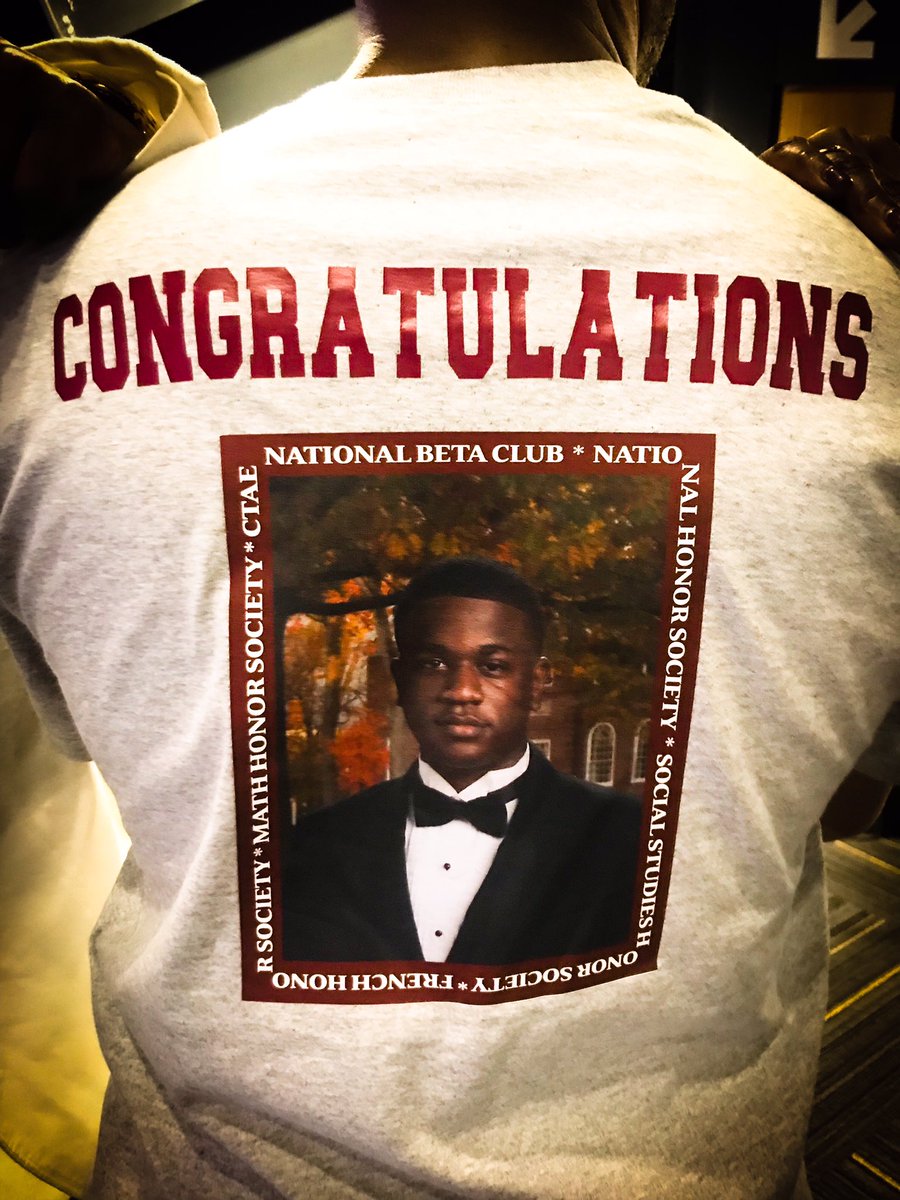 edtech_lynn's tweet photo. Best part of #APSGRAD19 is meeting all the families! Congrats #JustinClark @APSCarverEC 💯 #ProudDad #ProudAunt #ProudUncle came all the way from NJ to share this magical Operation-Grad Nation moment 🙌🏻 @apsupdate @CarstarphenMJ @APSInstructTech https://t.co/TwpkfgM0Fx